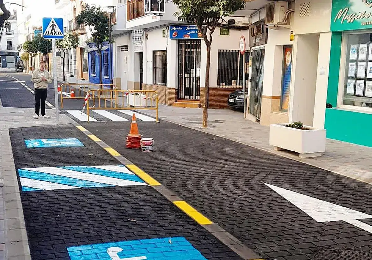 Nuevas plazas de aparcamiento para personas con movilidad reducida en zbe Fuengirola. Se&ntilde;alizaci&oacute;n reci&eacute;n pintada en la calle.