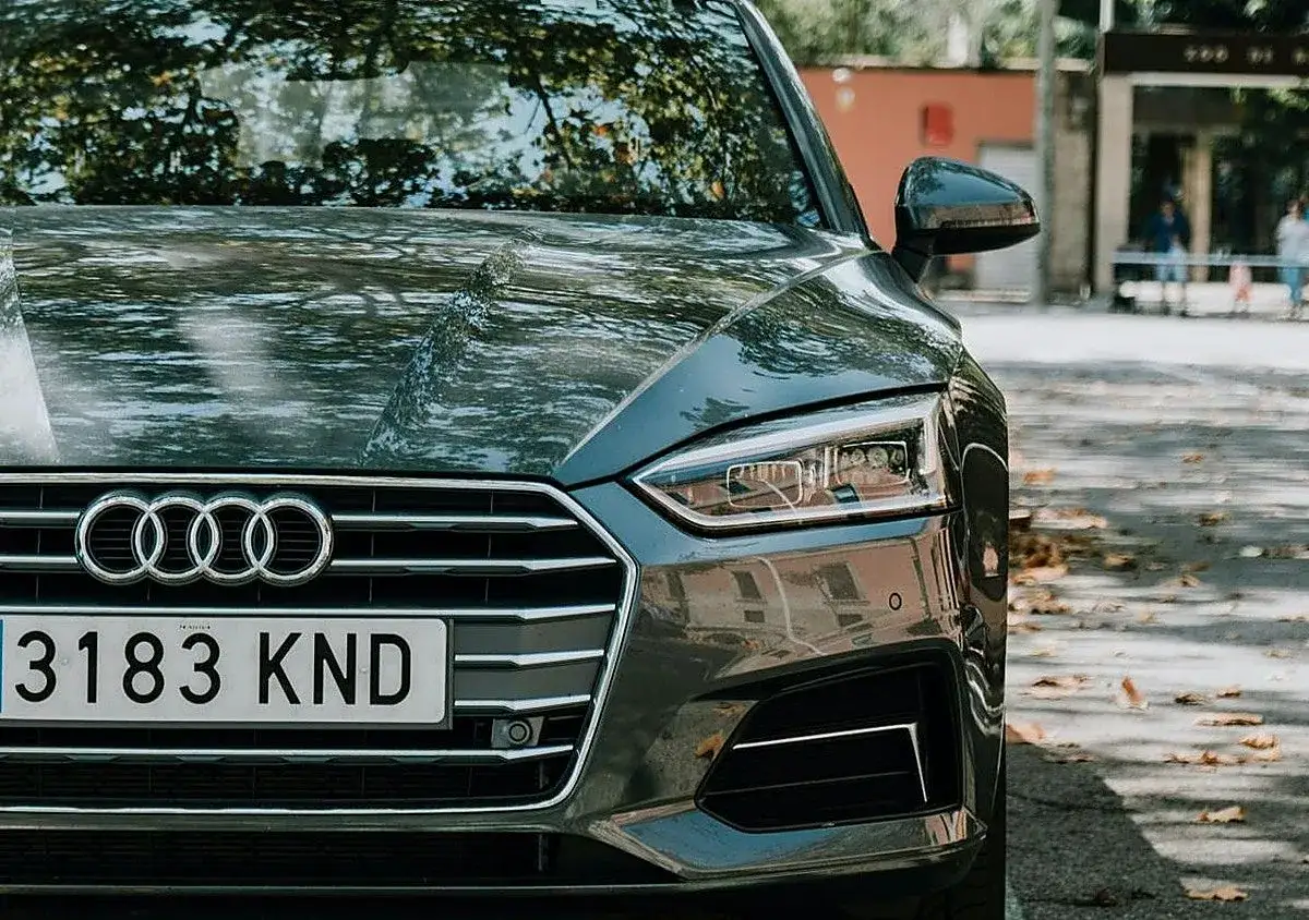 Parte frontal de un Audi gris con matr&iacute;cula 