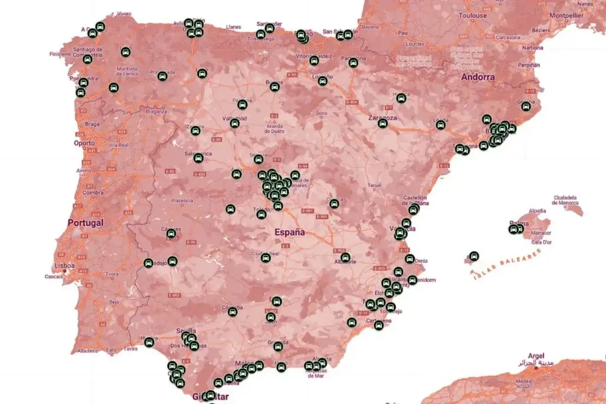 Mapa de Espa&ntilde;a y Portugal con iconos de puntos de recarga para veh&iacute;culos el&eacute;ctricos. Planifica tus movimientos y requisitos de carga.