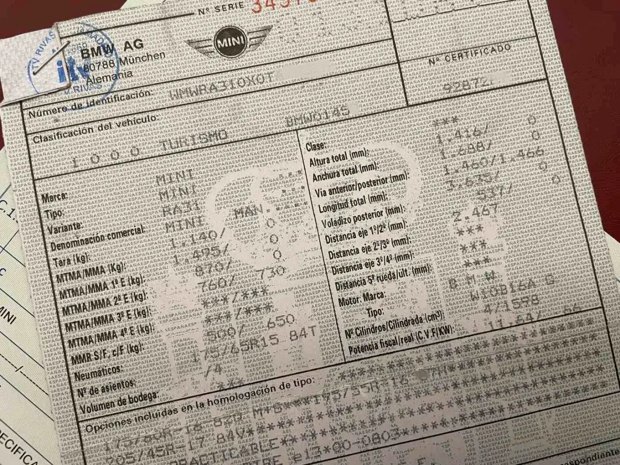 N&uacute;mero de identificaci&oacute;n de un coche: WMWRA310XOT.