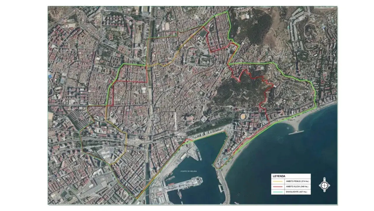 Mapa a&eacute;reo de M&aacute;laga con contornos de la zona bajas emisiones. Se distinguen tres &aacute;mbitos: PEMUS (amarillo), ALICIA (rojo) y Envolvente (verde).