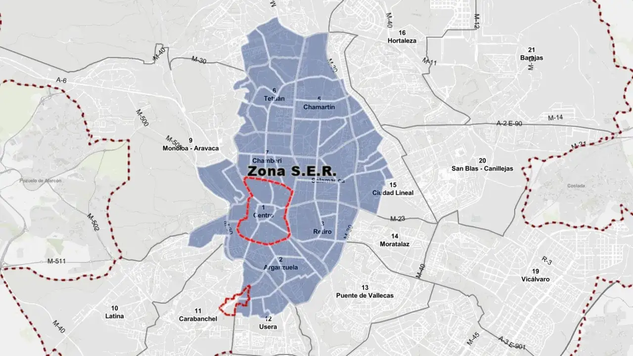 Mapa de Madrid con la zona bajas emisiones Madrid (SER) resaltada en azul y rojo. Muestra distritos y carreteras principales.