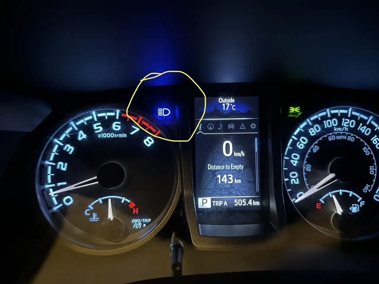 El tablero del coche muestra el s&iacute;mbolo de luces largas, indicando que est&aacute;n activadas.