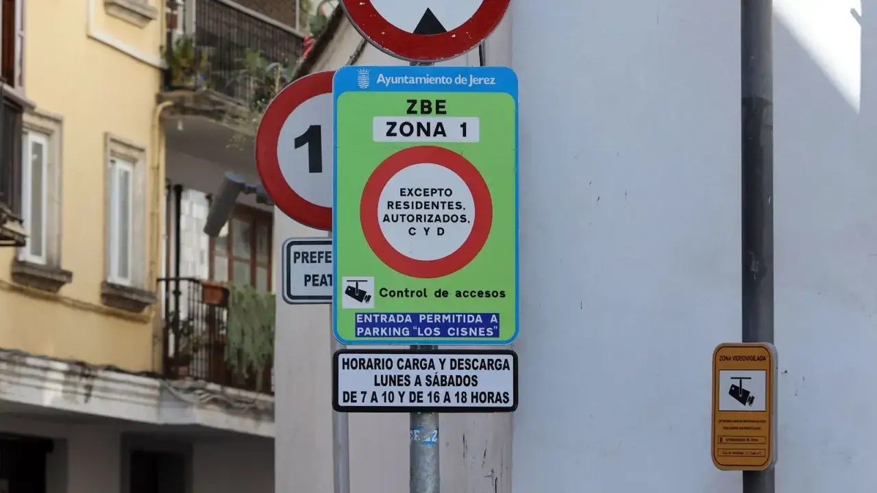 Se&ntilde;alizaci&oacute;n de acceso a ZBE Zona 1 en Jerez, con horario de carga y descarga especificado.