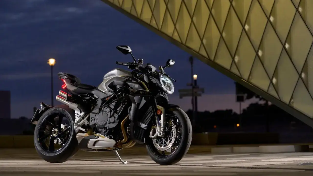 Motocicleta deportiva con un dise&ntilde;o agresivo, destacando su motor y el carenado que protege y estiliza.