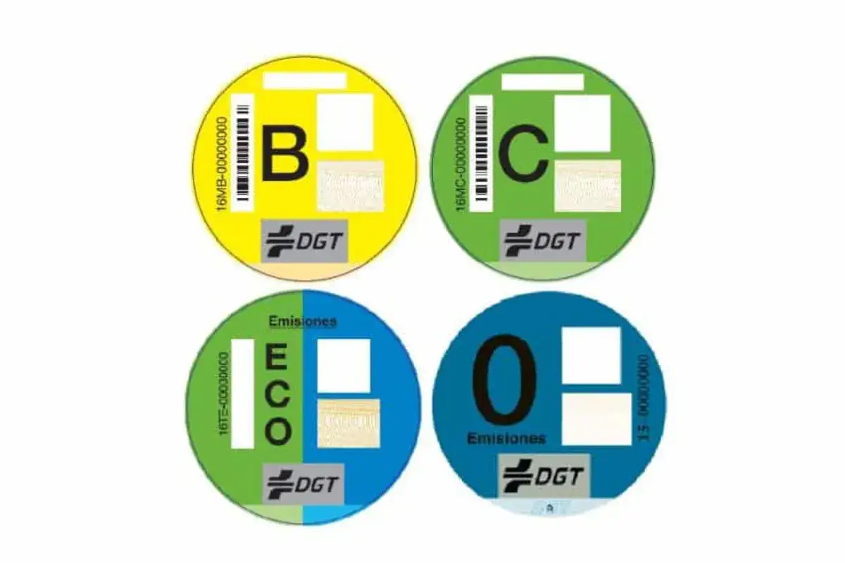 Cuatro pegatinas circulares de la DGT: B (amarilla), C (verde), ECO (verde/azul) y 0 Emisiones (azul). Permiten ver etiqueta medioambiental.