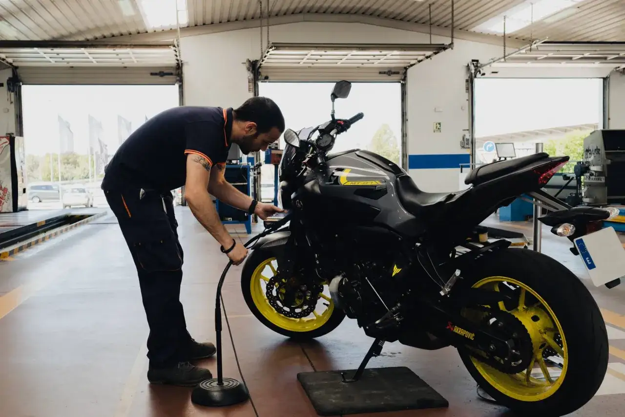 T&eacute;cnico revisa moto en taller. &iquest;Cada cu&aacute;nto se pasa la itv motos? Aver&iacute;a o revisi&oacute;n, aqu&iacute; te lo explican.
