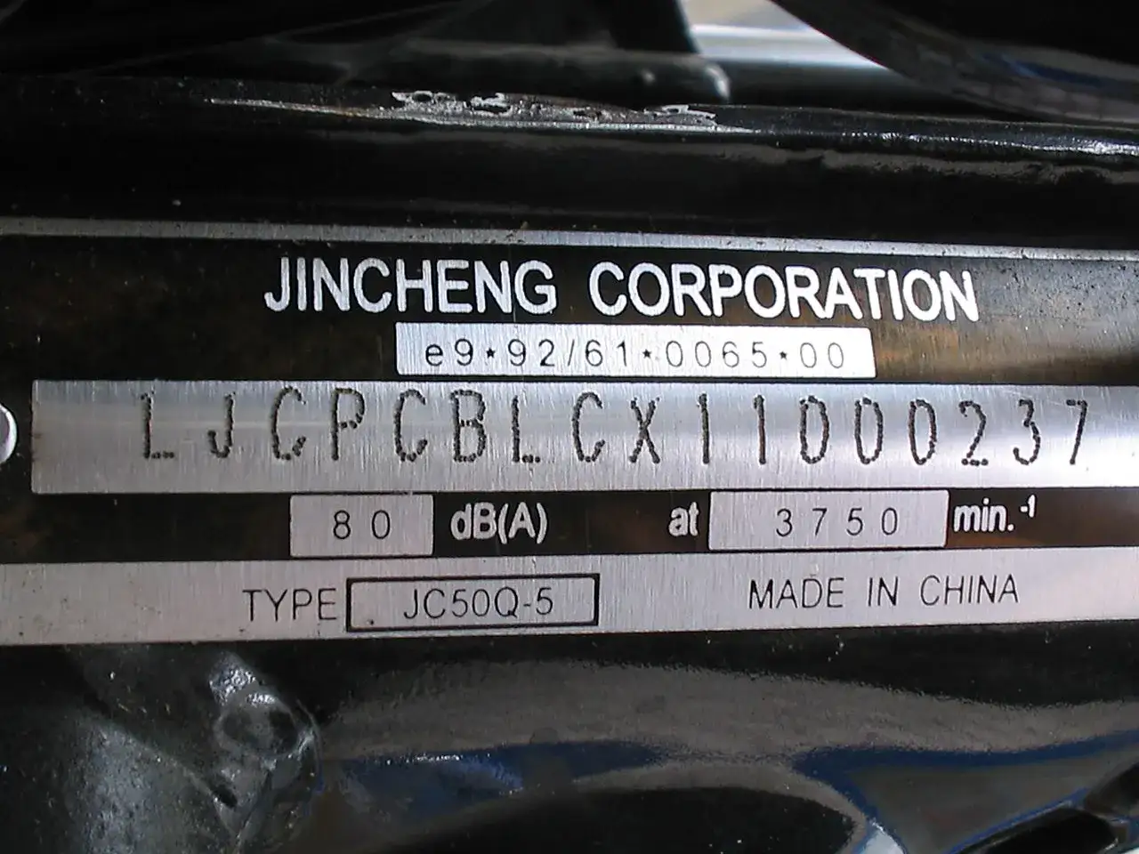 Placa de identificación de Jincheng Corporation con número de bastidor LJCPCBLCX11000237. Así puedes saber el número de bastidor de tu coche.