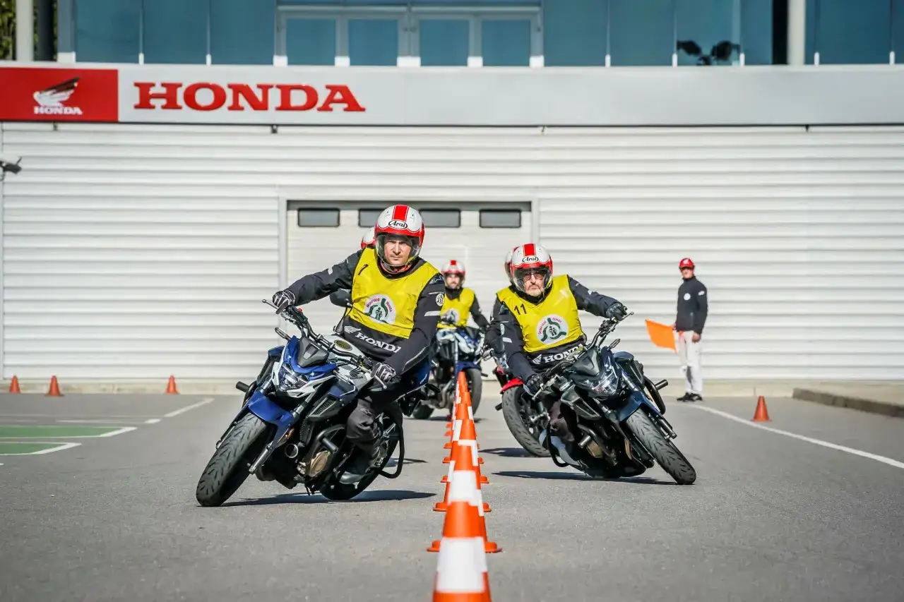 Dos motoristas con chalecos amarillos y cascos rojos practican en un circuito Honda. &iexcl;Ya tengo el carnet A2 y quiero el A!