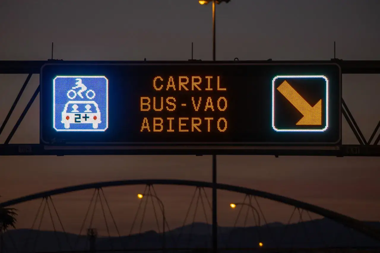 Carril bus-vao abierto. Señal de tráfico con icono de coche con dos o más ocupantes y ciclista, y flecha indicando desvío.