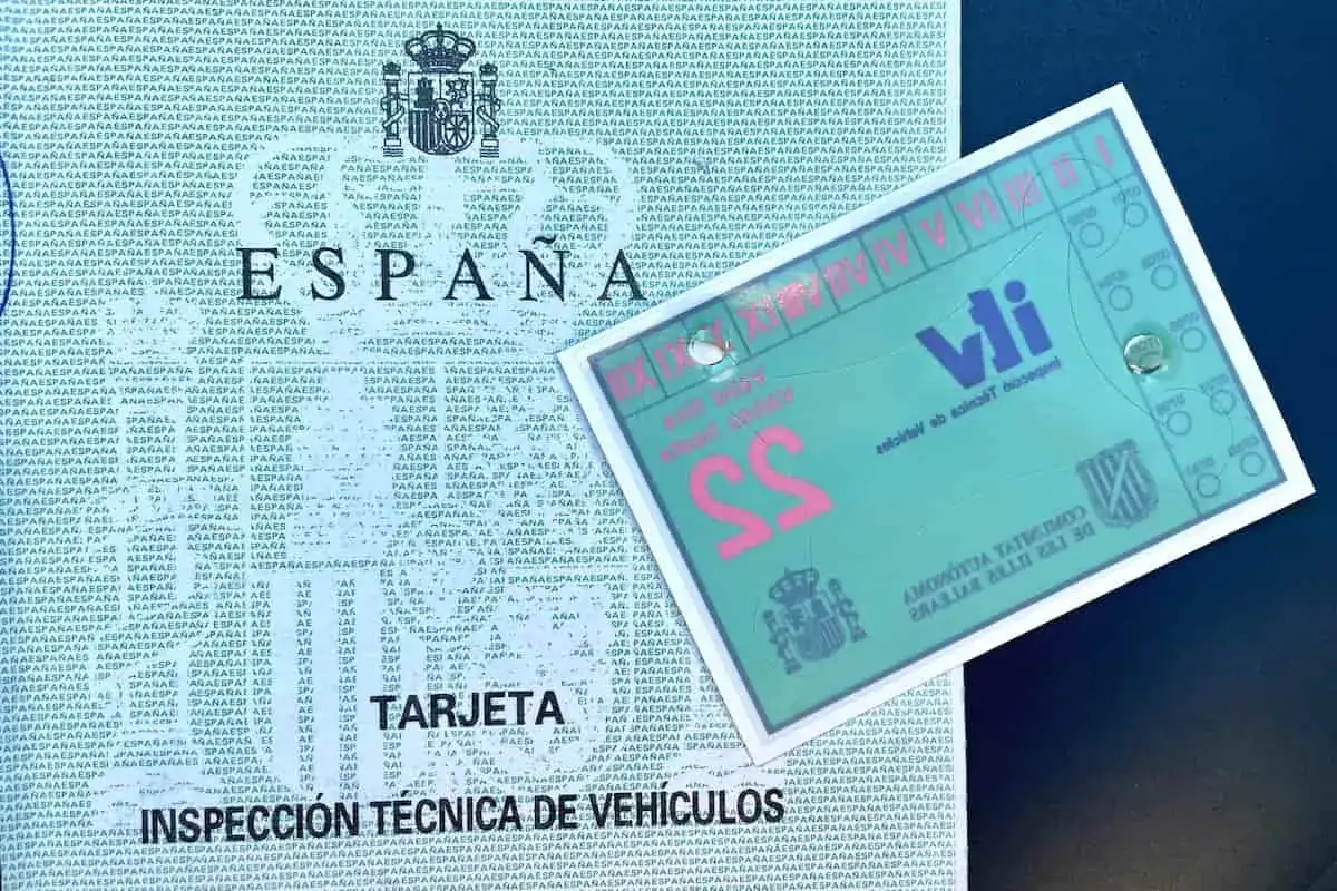 Tarjeta de inspección técnica de vehículos con el sello de la licencia VTC.