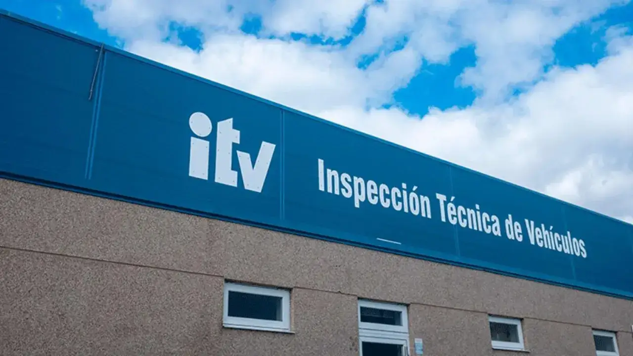 Edificio azul con logo ITV y texto 