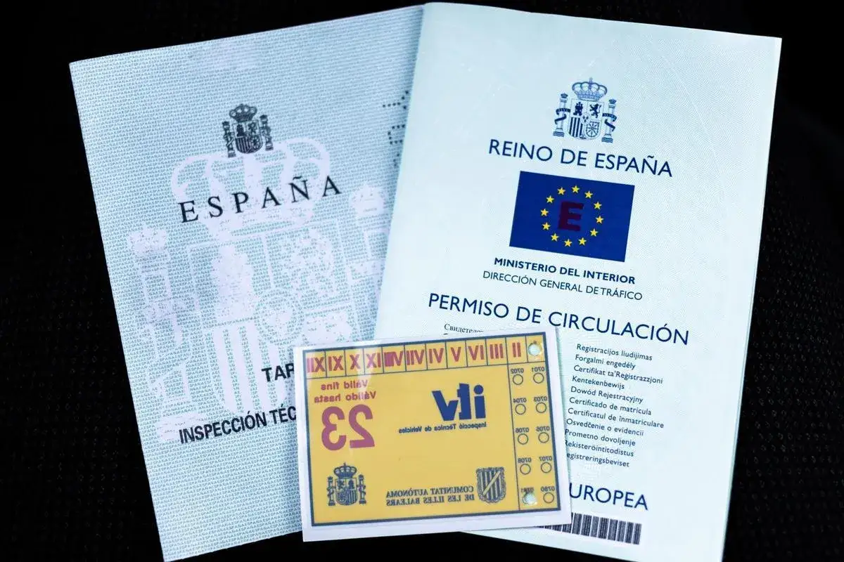 Permiso de circulación de coche español, junto con la ficha técnica y la pegatina de la ITV.