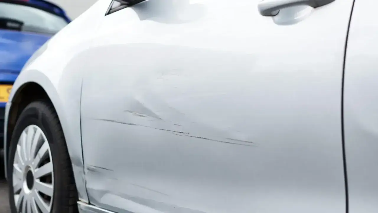 &iexcl;Qu&eacute; disgusto! Me han rayado el coche. Se ven marcas profundas en la puerta y un golpe.
