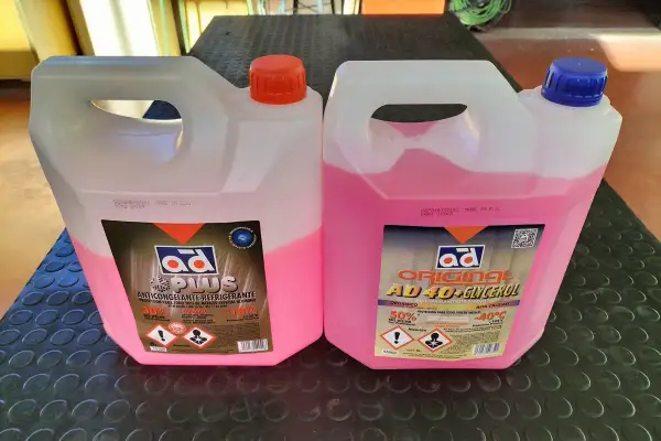 Dos garrafas de anticongelante rosa. Una es "AD PLUS" y la otra "AD ORIGINAL AD40+GLYCEROL". Ambas indican qué anticongelante lleva mi coche.