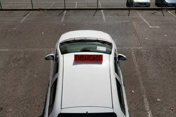 Un coche blanco con un letrero rojo de "EMBARGADO" en el techo. A pesar de estar embargado, ¿podría pasar la ITV?