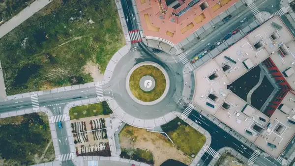 Vista aérea de una rotonda. Los coches deben ceder el paso a los que ya están dentro, demostrando quién tiene prioridad en una rotonda.