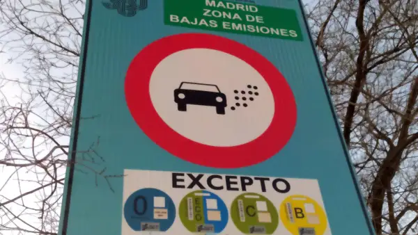 Señal de Madrid Zona de Bajas Emisiones. Prohibido circular sin la etiqueta medioambiental correcta.