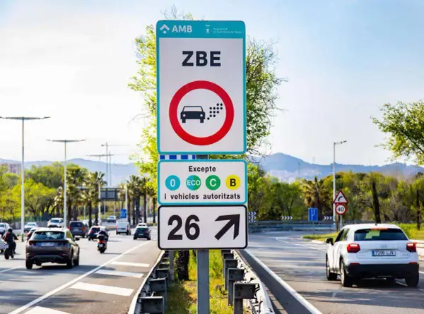 Señal de ZBE en España. Prohibido el paso a vehículos sin etiqueta ambiental o con etiquetas C y B. Permite paso a 0, ECO.