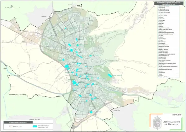 Mapa de Granada que muestra la zona de bajas emisiones (ZBE) y los aparcamientos adheridos a ella.