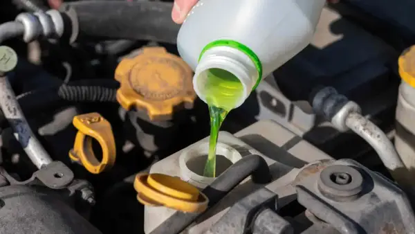 Vertiendo anticongelante verde en el motor. No se recomienda mezclar anticongelante verde y rosa.