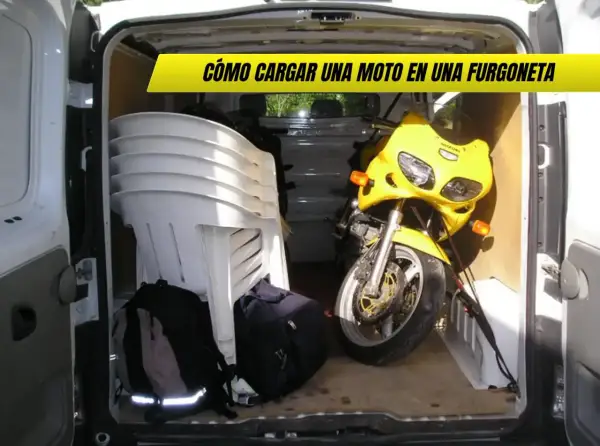 Una moto amarilla lista para transportar en furgoneta, junto a sillas apiladas y mochilas.
