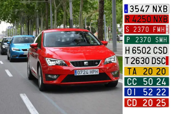 Coches en fila, uno rojo con matrícula H año 0724 HPH, y otros azules y grises. A la derecha, varias matrículas de diferentes colores y formatos.