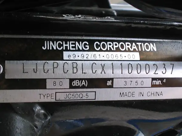 Placa de identificación de Jincheng Corporation. El número de bastidor es LJCPCBLCX11000237. Así puedes saber el número de bastidor de tu coche.