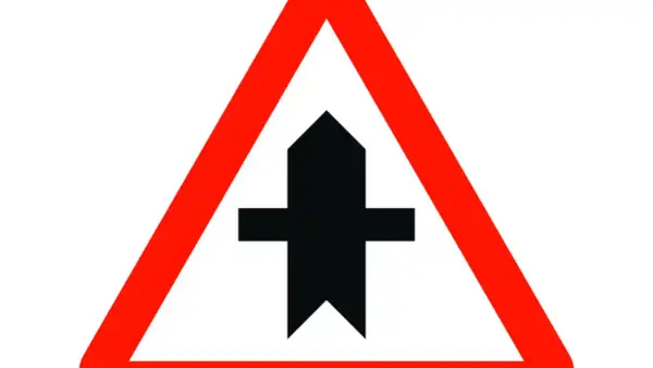 Señal de advertencia: intersección con vía secundaria. Debes ceder el paso izquierda o derecha.
