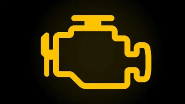 Luz amarilla de motor encendida, indicando posible fallo en el sistema de inyectores.