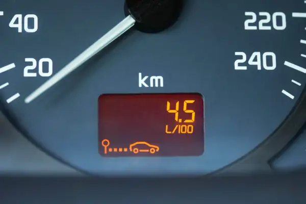 Indicador de consumo medio coche gasolina: 4.5 L/100 km.