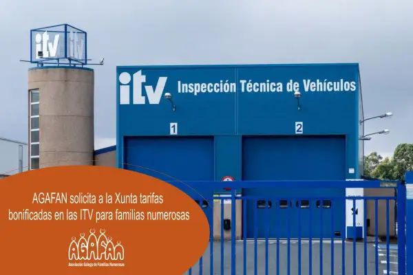 Edificio de ITV con puertas azules y letrero "Inspección Técnica de Vehículos". Un cartel naranja informa sobre tarifas bonificadas en ITV para **familia numerosa**.