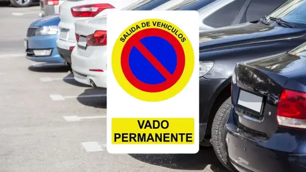 Señal de "Vado Permanente" con prohibición de salida de vehículos. Indica que no se puede aparcar para garantizar el paso.
