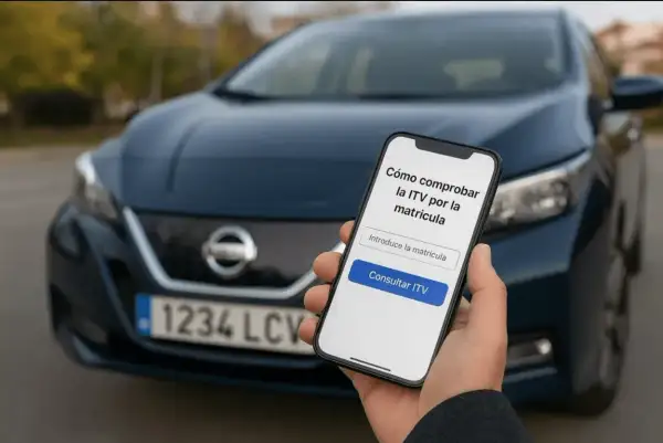 Mano sostiene móvil con app para consultar ITV por matrícula de coche en España.