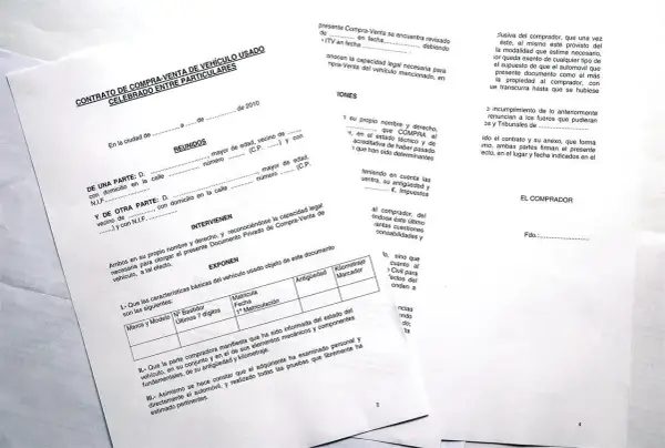 Contrato de compraventa de vehículo usado entre particulares. Incluye datos del comprador, vendedor, características del coche y cláusulas legales.