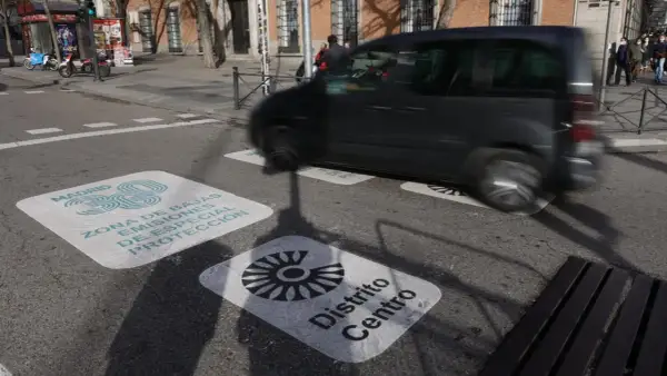 Un coche sin etiqueta pasa por una zona de bajas emisiones en Madrid.