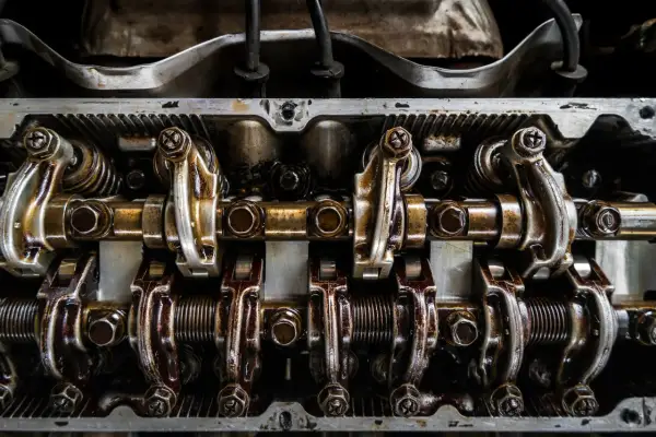 Detalle de culata de motor con válvulas y balancines aceitados. ¿Quieres saber como saber los cv de mi coche?