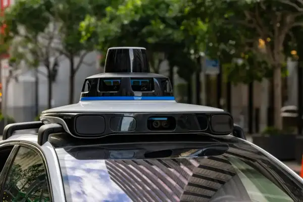 Un coche autónomo con sensores avanzados en su techo, listo para navegar por la ciudad.