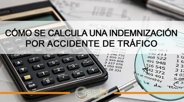 Calculadora y lupa sobre documentos financieros, ilustrando cómo calcular una indemnización por accidente de tráfico.