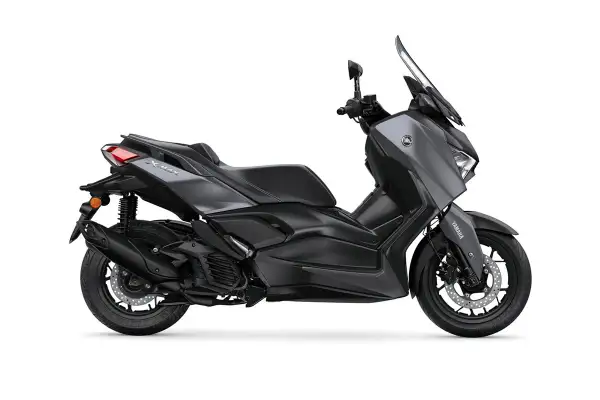 Moto Yamaha XMAX gris oscuro, con líneas deportivas. ¿Cuántos caballos tiene una moto de 125cc? Este modelo ofrece potencia y agilidad.