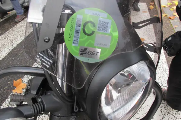 Etiqueta medioambiental C en una moto. Muestra información sobre emisiones y combustible, indicando su clasificación Euro 4.