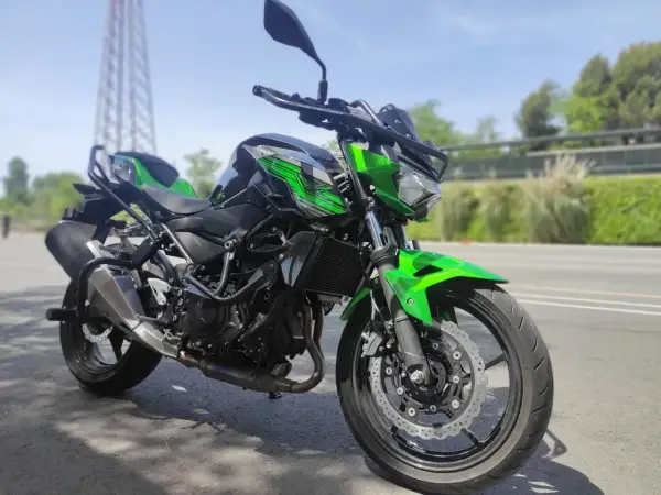 Moto Kawasaki verde y negra lista para sacar el carnet A2 teniendo el B. ¡A disfrutar de la carretera!