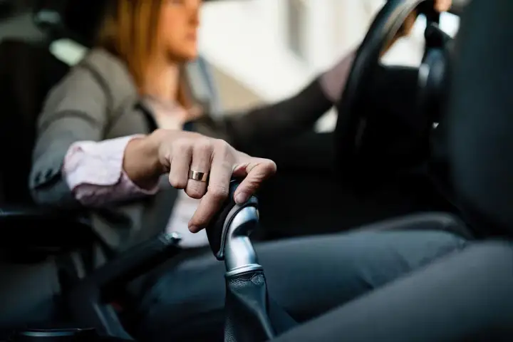 Cómo conducir un coche automático con seguridad desde el primer día